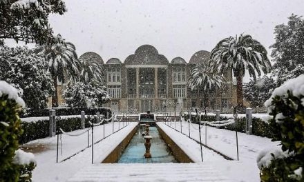 هواسرد است و برف آهسته بارد !